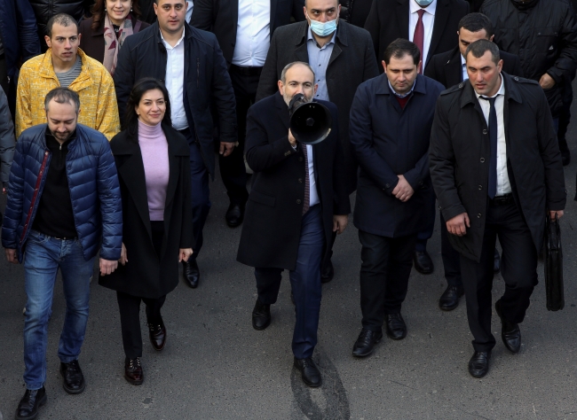 Ermenistan Başbakanı Nikol Paşinyan ve destekçileri başkent Erivan'da miting için yürürken… Fotoğraf: Reuters